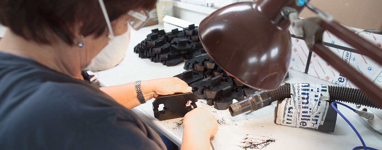 Wir produzieren Gummidichtungen mit höchster Genauigkeit individuell nach Ihren Mustern oder Vorgaben. Angebot jetzt anfordern.