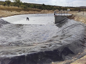 Verlegung von Dichtungsbahnen im Wasserbau