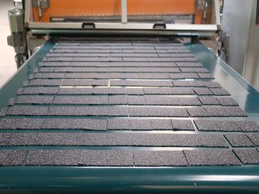 Effizienter Zuschnitt von Gummi-Pads mit unserem Maschinenpark gewährleistet